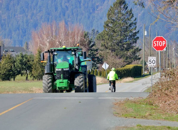 Example Amount Room Farm Vehicle Occupies Passing Cyclist Rural Area — Stock Photo, Image