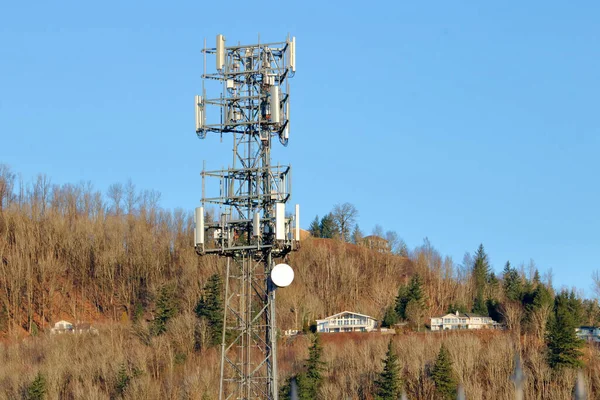 Full Center Framed Microwave Transmission Tower Mountainous Neighborhood — Stock Photo, Image