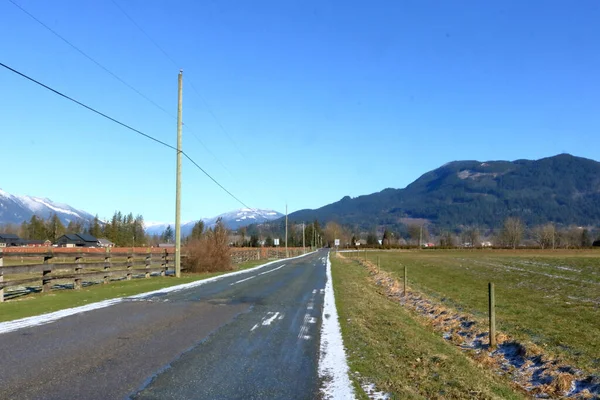 Vista Ampla Uma Estrada Rural Rural Menor Com Primeiro Inverno — Fotografia de Stock