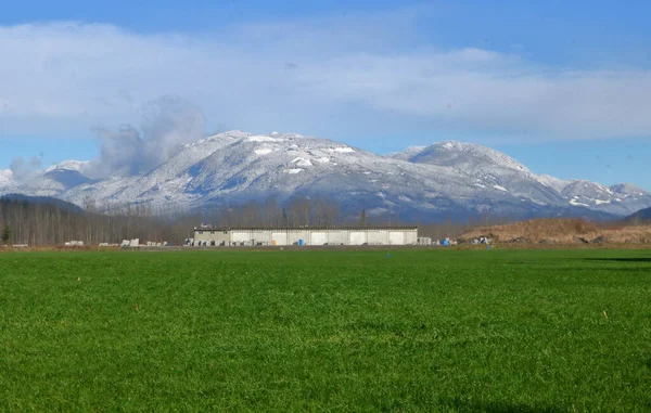 Ampla Vista Paisagem Zoneamento Rural Vale Montanha Com Edifícios Industriais — Fotografia de Stock