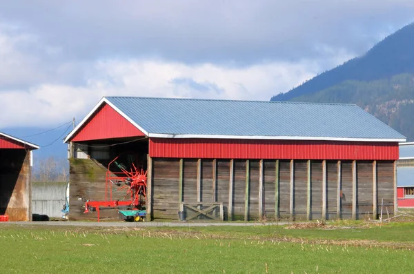 Weite Sicht Auf Ein Landwirtschaftliches Gebäude Dem Eine Moderne Dreschmaschine — Stockfoto