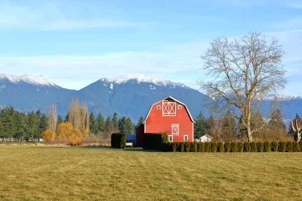 Vista Ampla Celeiro Vermelho Norte Americano Tradicional Paisagens Montanhosas Circundantes — Fotografia de Stock