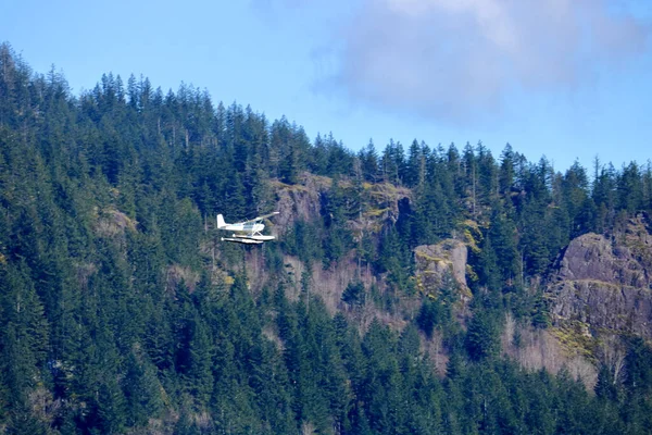 Wide View Seaplane Flying Left Right Forested Steep Mountain Range — Stock Photo, Image