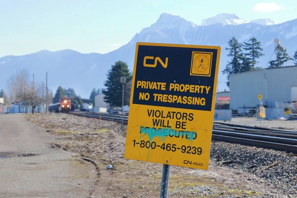 Kanadský Národní Vlak Blíží Ceduli Která Byla Zničena Sprejem Barvy — Stock fotografie