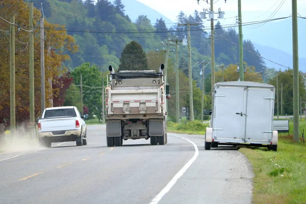 Image Captures Dangers Cycling Speeding Truck Weaves Dump Truck Passes — Foto de Stock