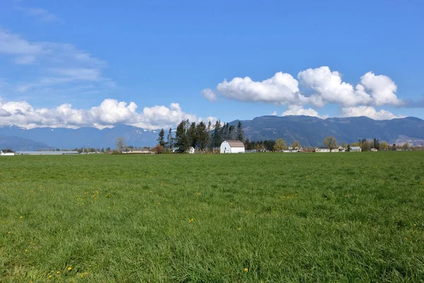 Vista Panorâmica Completa Uma Fazenda Com Hectares Pastagens Vale Montanhoso — Fotografia de Stock