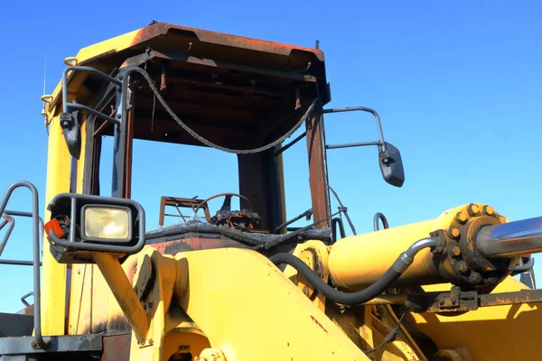 Nära Detaljerad Bild Industriell Spade Och Hytten Förkolnad Och Skadad — Stockfoto