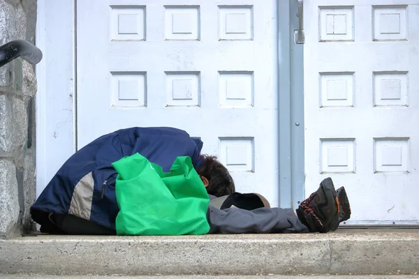 Perfil Completo Derecho Vagabundo Durmiendo Frente Una Puerta Con Sus — Foto de Stock