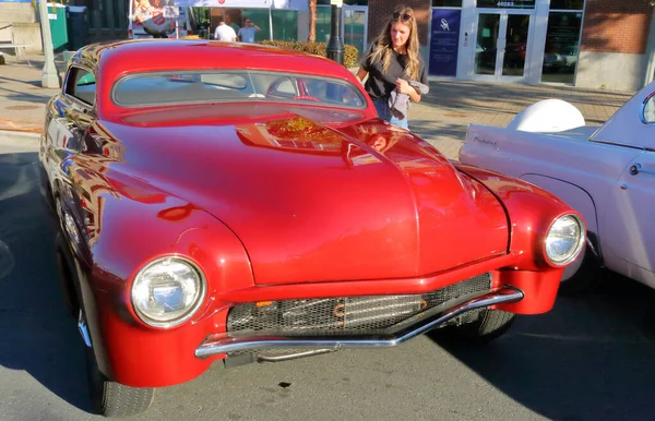 Professional Detailer Leah Bouthillier Chilliwack Przygotowuje Forda Mercury 1951 Roku — Zdjęcie stockowe