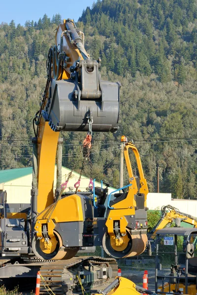 Veduta Verticale Escavatore Industriale Che Dimostra Sua Forza Potente Sollevando — Foto Stock