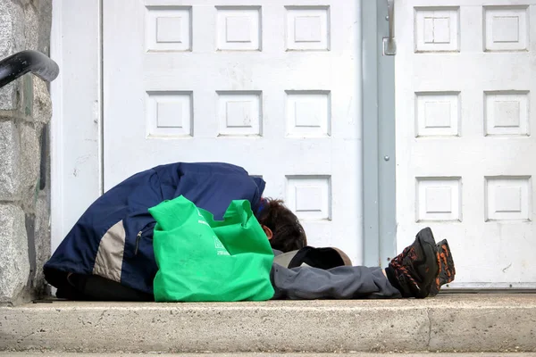 Teljes Profilkép Egy Hajléktalanról Aki Egy Épület Lépcsőjén Alszik Holmijával — Stock Fotó