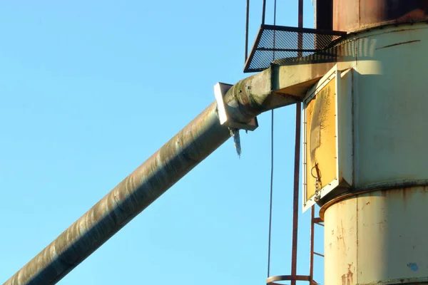 Contexte Vue Rapprochée Détaillée Tuyau Métallique Industriel Fixé Grand Réservoir — Photo