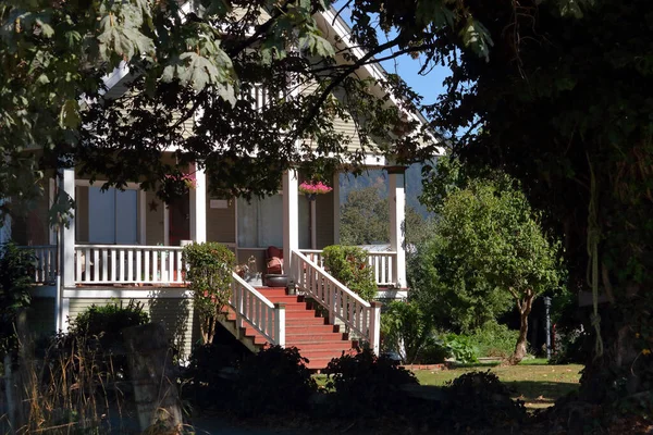 Full View Beautiful Summer Porch Red Staircase Surrounded Foliage — Stock Photo, Image