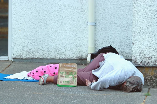 Portret Van Een Dakloze Man Uitgestrekt Straat Met Zijn Bezittingen — Stockfoto