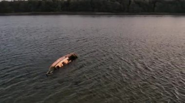 Geniş Okyanus Ufku ve Ortadaki Tekne Enkazı