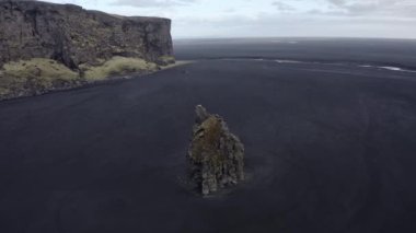 İzlanda 'da Nefes Kesen Manzara - Deniz Yığını, Uçurum, Geniş Ufuk ve Açık Gökyüzü