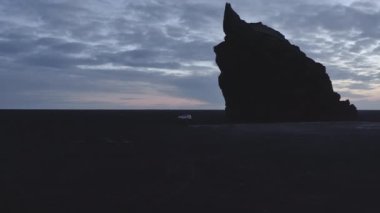 Hava Sahnesi Çekimi ve Şafakta Bulutlu Gökyüzü ile Deniz Yığını