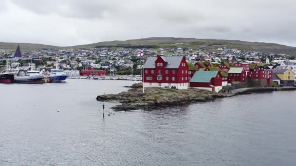 Red Village Casas pela Costa e Navios em Porto nas Ilhas Faroé — Vídeo de Stock