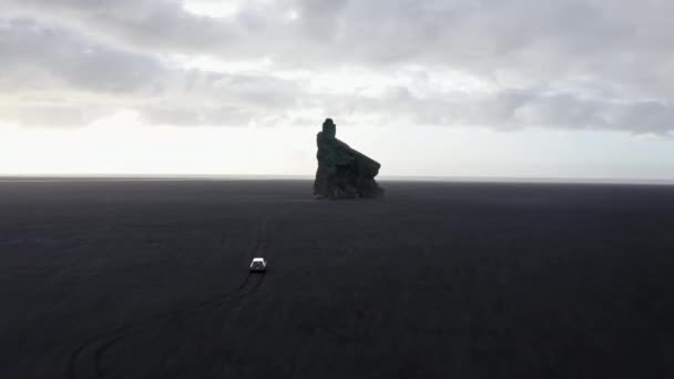 Revelar Drone Shot de Sandy Horizon y Sea Stack en Islandia — Vídeos de Stock