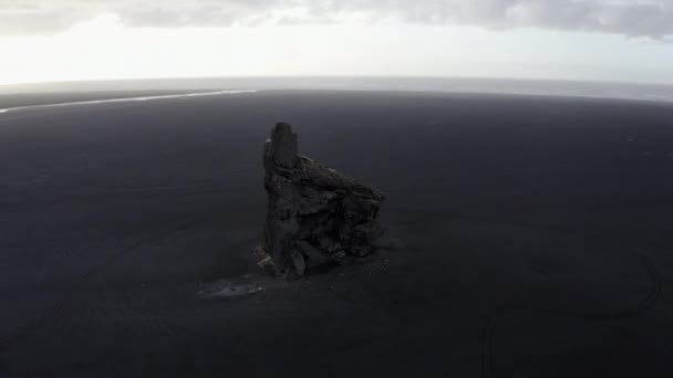 Drone Downward Tilting Shot of Sea Stack в Исландии и Sandy Horizon — стоковое видео