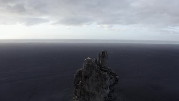 Drone Scenic Shot of Beautiful Rocky Sea Stack y cielos despejados en Islandia — Vídeos de Stock