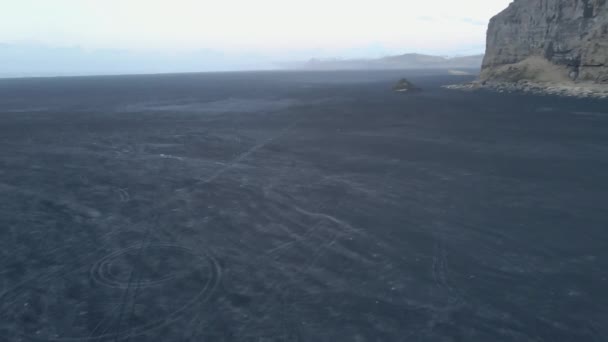 Tracking Shot of Cliff, Sandy Horizon i górskie sylwetki - Islandia — Wideo stockowe