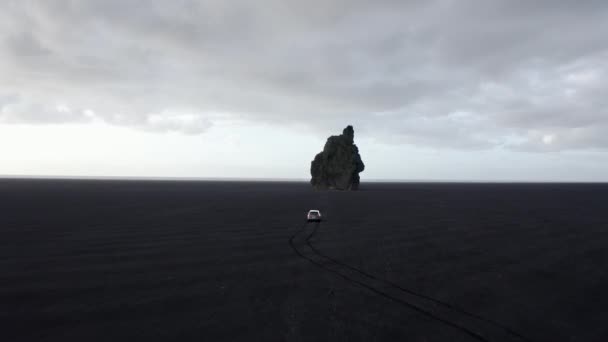 Drone Shot Beautiful Arnardrangur Sea Stack με Clear Sky Συνάντηση το Horizon — Αρχείο Βίντεο
