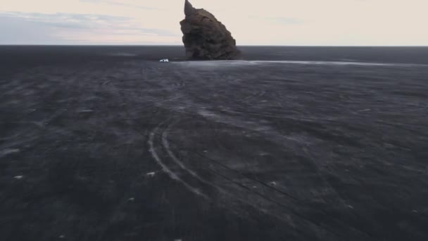 Drone Shot of the Iconic Arnardrangur Sea Stacks na Islândia com um vasto horizonte — Vídeo de Stock