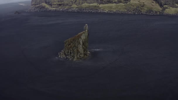 Lindo drone aéreo disparou Arnardrangur Sea Stack - Vista de tirar o fôlego — Vídeo de Stock