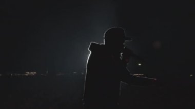 Konser sırasında Sahnede Güçlü Sahne Işığı Işıltısı