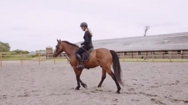 Genç Kadın Asma İskelede Kahverengi At Biniyor