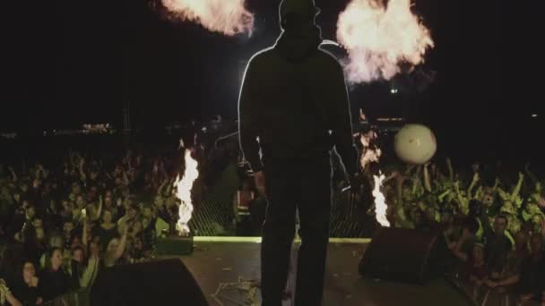 Hombre Intérprete durante en el escenario de un concierto al aire libre y una multitud bombeada — Vídeos de Stock