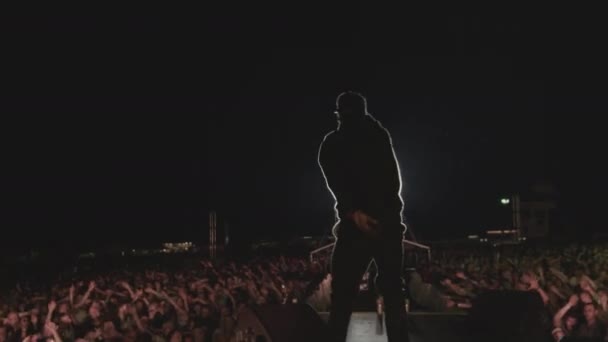 Artista masculino no palco acenando para trás e para a frente com o público — Vídeo de Stock