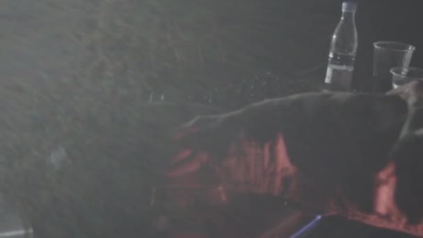 Мужская рука на палубе оборудования на концерте — стоковое видео