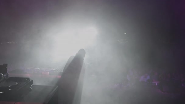 Ceața acoperă cea mai mare parte a cadrului și omul care stă în spatele turnurilor în timpul concertului — Videoclip de stoc