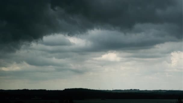 Panoramaaufnahme düsterer Gewitterwolken am Himmel — Stockvideo