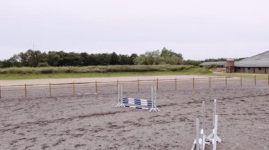 Paddock 'ta Zıplayan Kadın Atı Dronu