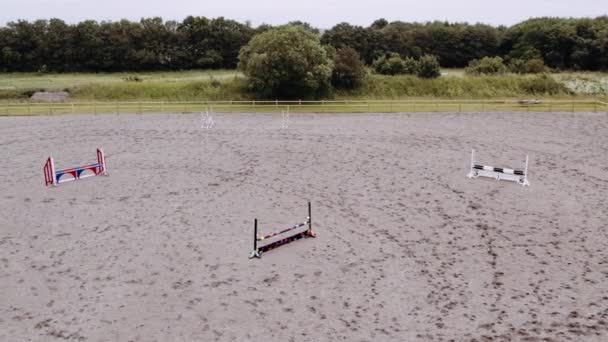 Drone di donna a cavallo intorno Paddock — Video Stock