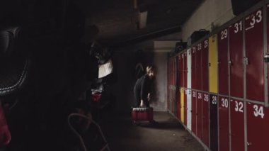 At ahırlarının soyunma odasında vakası olan genç bir kadın.