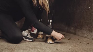 Atın Toynaklarına Koruyucu Cila Süren Kadın