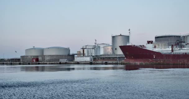 Majestuosos cielos azules, buque de carga de acero rojo atracado en el puerto de Aarhus — Vídeo de stock
