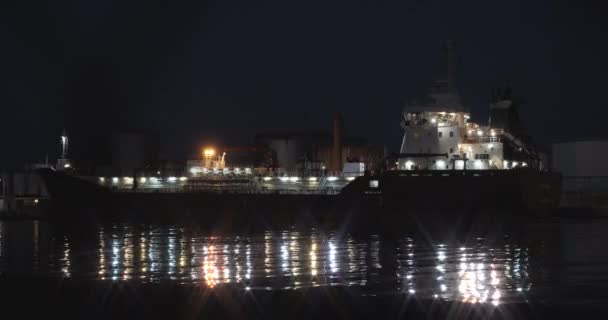 아루 스 항구에 있는 밝은 야간 조명 과 대형 강철 선박 문서 — 비디오