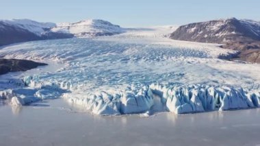 Donmuş Göl 'ün üzerinde Mavi Gök Altında Buzul Uçağı
