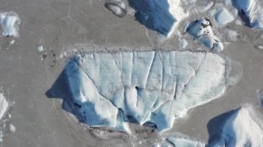 Buzul kaplı göl ve buzulların üzerinden insansız hava aracı uçuşu