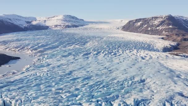 Drone over sneeuw bedekte gletsjer en bergen — Stockvideo