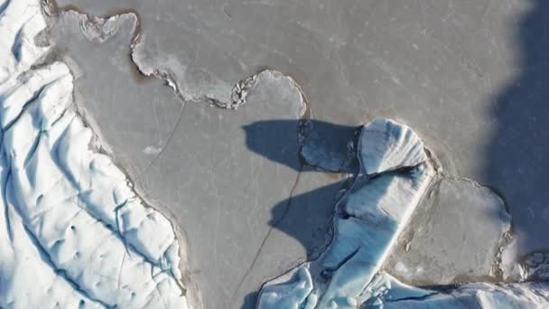 Полет дрона над ледником и покрытым льдом озером — стоковое видео