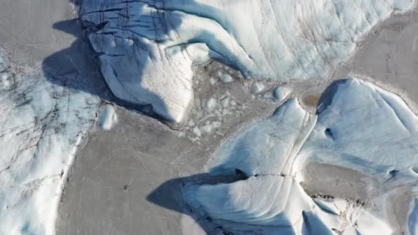 Vuelo de drones sobre el lago cubierto de hielo y el glaciar — Vídeos de Stock