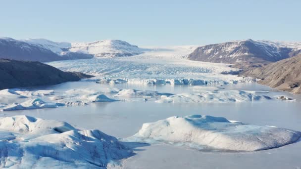 Lot dronem nad pokrytym lodem jeziorem do lodowca — Wideo stockowe