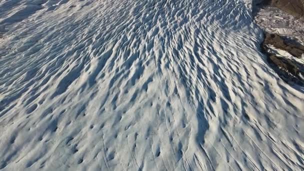 Drone sobre a superfície da grande geleira — Vídeo de Stock