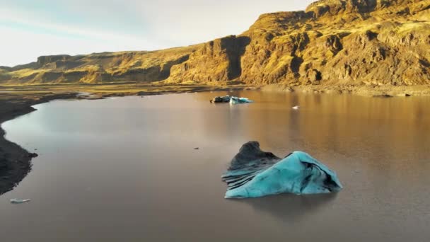 Дрони над Лагуною з блакитним льодом до сонячного ландшафту — стокове відео